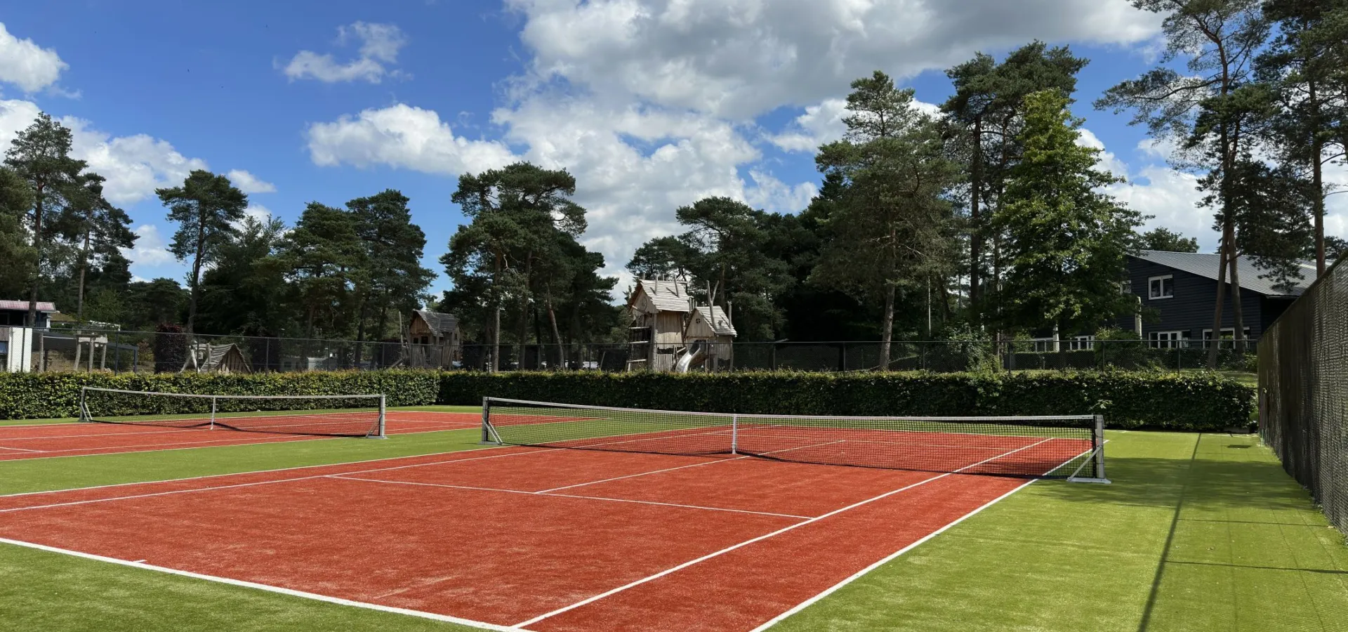 Camping Veluwe tennisbaan trampoline 8